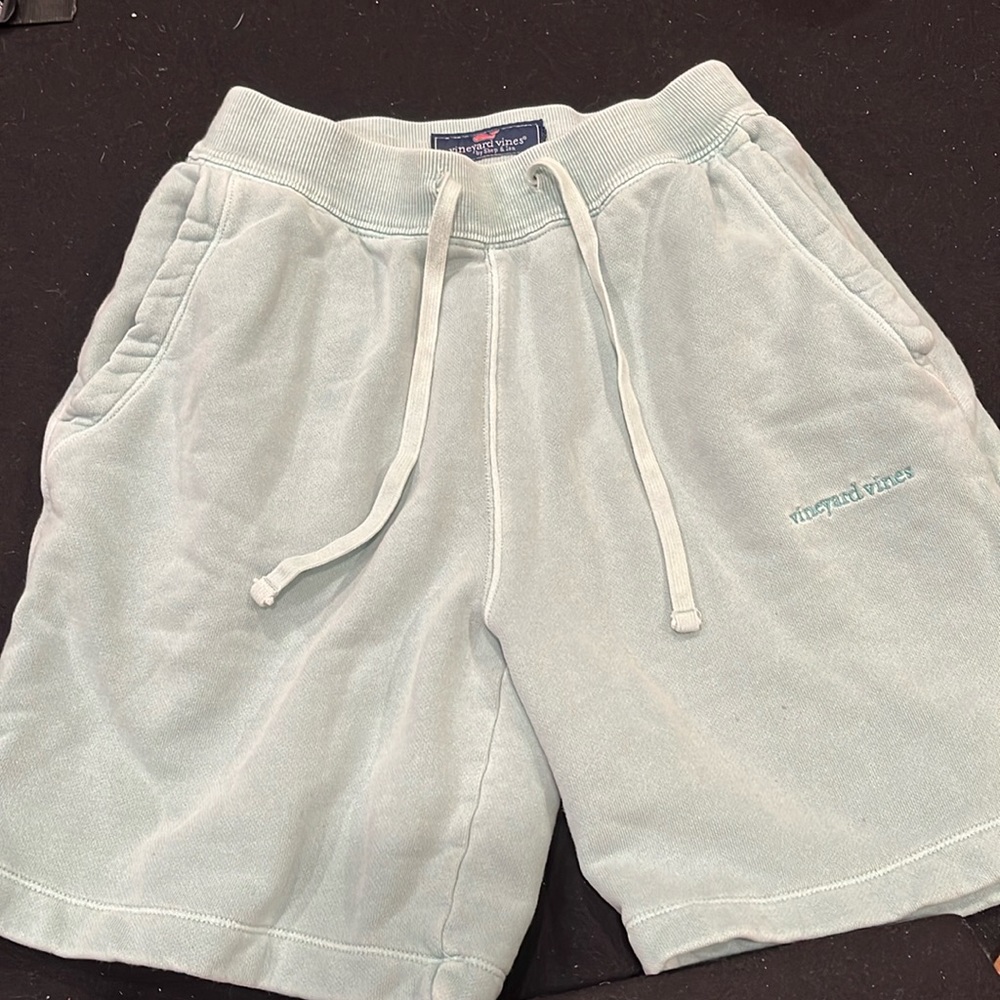 Vineyard vines men’s green shorts draw string  about small
